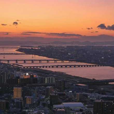 日落跌进迢迢星野，人间忽晚，山河已秋。