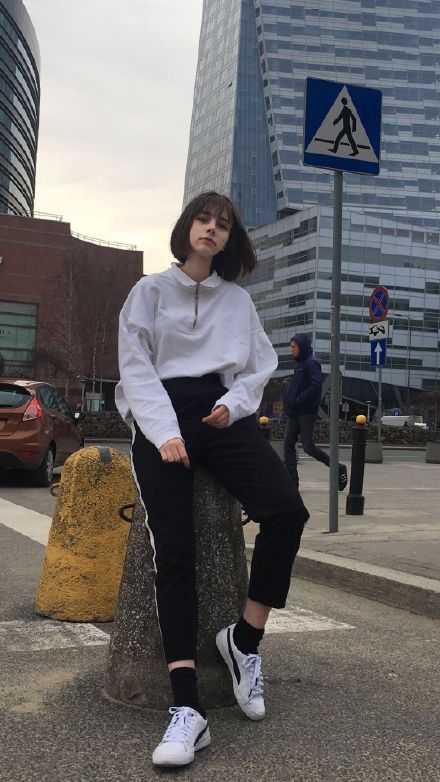 你要分清楚“在空闲时间才陪你的人”和“专门腾出时间陪你的人”，然后再决定爱谁。