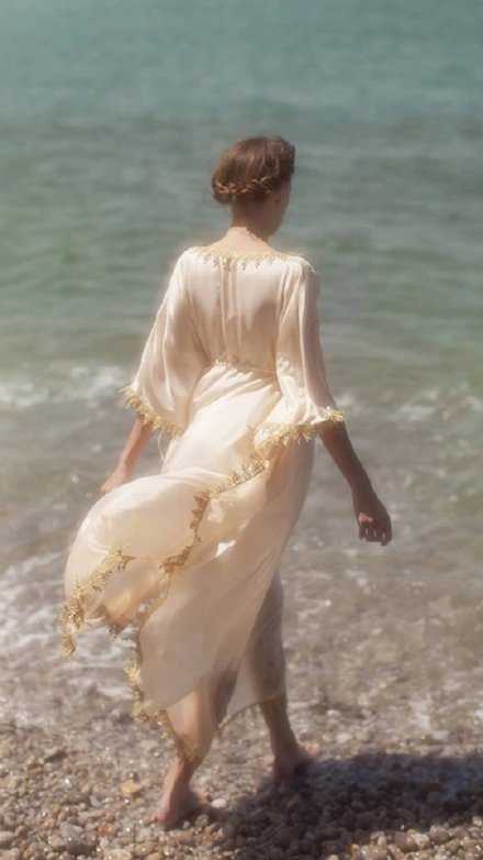 你可以酷一点 也可以软一点 抄得起啤酒瓶 也端得了红酒杯 能穿平底鞋 也不惧高跟鞋 付出时倾囊所有 收回时滴水不漏