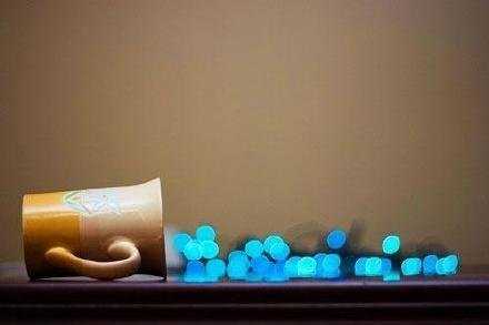 分了就该老死不相往来，展露一丝思念都是贱。