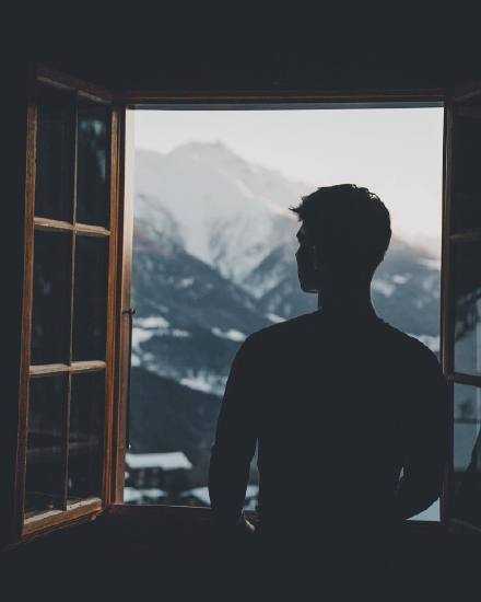 我不再装模作样地拥有很多朋友，而是回到了孤单之中，以真正的我开始了独自的生活。