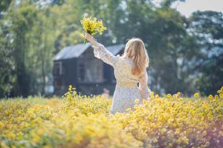 是的，一切总会过去。人之所以能够感到“幸福”，不是因为生活得舒适，而是因为生活得有希望。