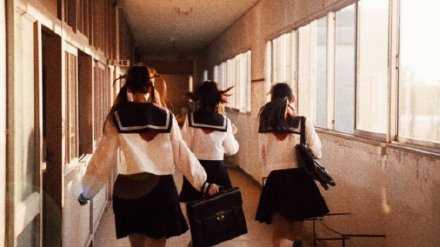 没有原则的妥协，会让人以为你没主见；没底线的原谅，会让人以为你是非不分。别人待你如何，往往都是你自己调教出来的结果！