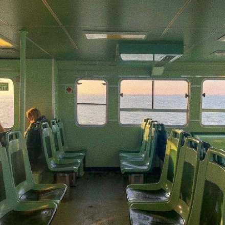 当代年轻人：洗澡要放歌 吃饭要看剧 睡觉要侧面 坐车要靠窗