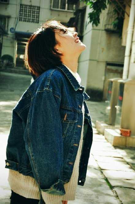 有人住高楼，有人在深沟，有人光万丈，有人一身锈，世人万千种，浮云莫去求，斯人若彩虹，遇上方知有！