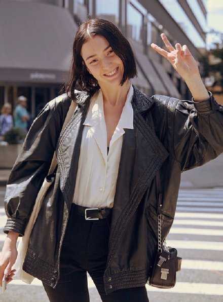 有些人看上去好像很骄傲，其实他只是害羞和慢热；有些人好像很随和，他内心却是骄傲的，觉得自己比你聪明和优秀。我们很容易去论断别人，可别忘了别人也会这样论断我们，一个人慢慢学会的，是不要依赖第一印象。