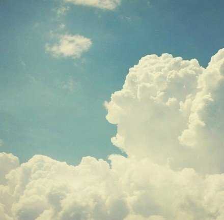 有人说：幸福的人都沉默。百思不得其解，问一友人，对方淡然自若地答：因为幸福从不比较，若与人相比，只会觉得自己处境悲凉。