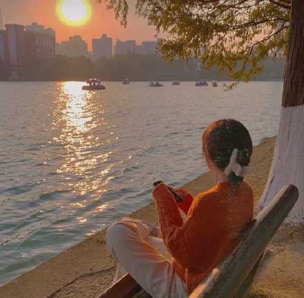 错过的东西再回去找时通常已经来不及，既然已失去，那不如想办法忘记。