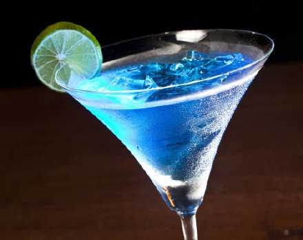 我们必须学会在泪水里兑一点烈酒，而不是在酒里掺杂眼泪。