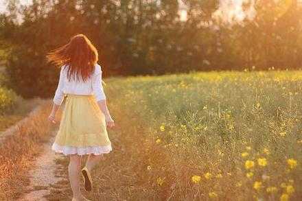 一起一落是人生，一朝一夕是日子，人生如梦看淡一切，看淡曾经的伤痛，一半现实，一半虚幻，清晰或朦胧，一切都是最好的安排！