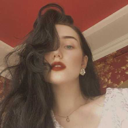 没有人规定谈恋爱就必须如何如何，永远都不要失去爱的能力，因为没有什么比这更为重要了。 