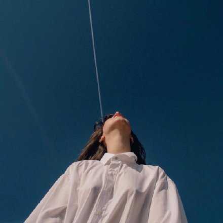 删掉的人可能曾经有过几百页的聊天记录，那些招呼都不打的人曾经也整天腻在一起，身边人总不断更替，有些关系断得悄声无息，其实都差不多的，新鲜感和热情消失得很快，有人来也有人离开。