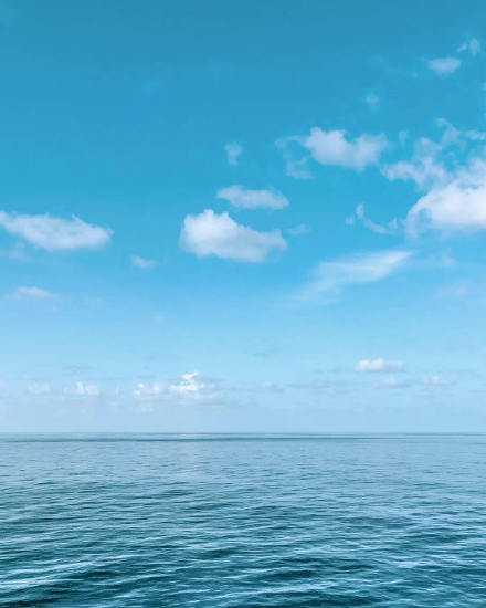 心情不好的时候呢，你就闭上眼听风，或者望一望远方的天空。