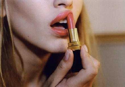 如果你还能看到谁的消息会心跳加速不自觉的微笑 答应我 排除万难也要把他睡了