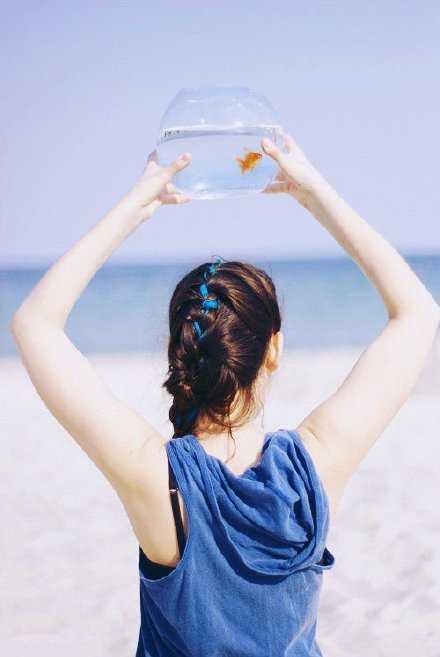 时光流逝，讨厌的人会带着讨人厌的话离开，喜欢的人会带着美好的事到来。把目光放在远处，洒脱还给自己。忘掉路人，放过自己。