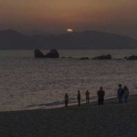 我现在的人生态度就是：能抓住的东西就好好珍惜，实在抓不住就干脆拉倒。很多事情真的没办法强求，与其让自己在「得与失」之间活得那么拧巴，倒不如试着放松下来，告诉自己一切没什么大不了。