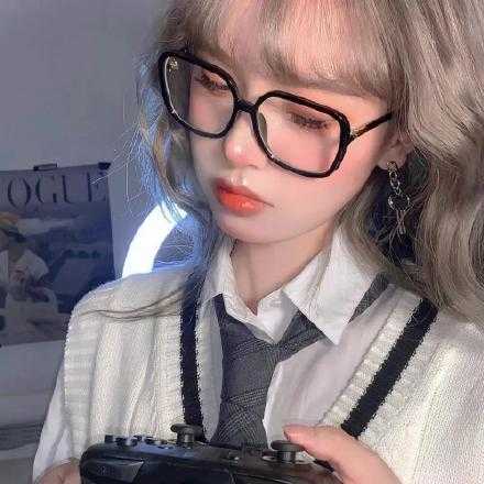 女孩的自信一半来自阅历和价值 一半来自自律和颜值 塑造自己 取悦自己 生活如意