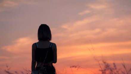 趁着岁月静好，勇敢去爱。不要等到时机消逝，再为那份错过的爱而懊悔、哭泣。