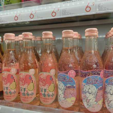 日子就是这么的庸常，却有细碎的事物，如太阳碎碎的光芒，洒落其上。