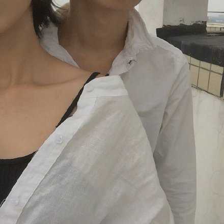 一个人在乎你，再忙也会抽出一分钟的时间来给你打个电话或发个信息，因为他在想你；一个人在乎你，再忙也会抽出一分钟的时间来关注你，因为他在担心你...