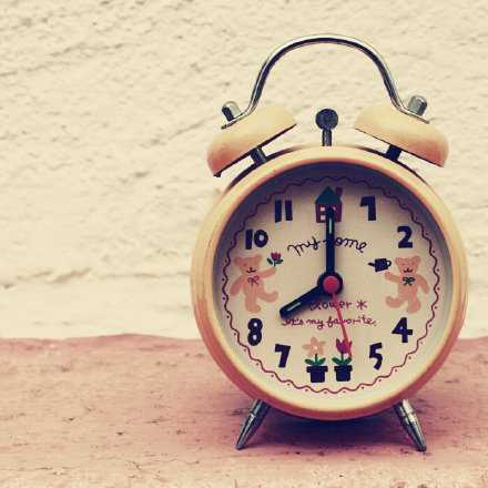 闹钟开始发出哔哔声的那一刻，床会立刻变得舒适100倍。