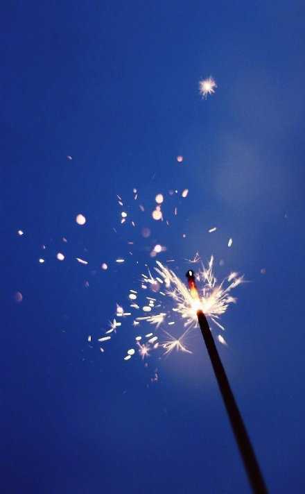 总有细碎的温暖，于不经意间闯入。想告诉你，世界如此美好，别放弃，今日明天皆可期。晚安！