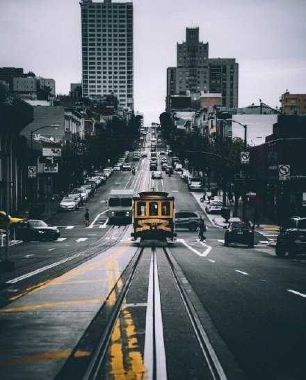 人生就好比一架飞机，不在于飞得多高，关键是能平稳着陆；人生也像一列火车，不在乎跑得多快，主要是能顺利抵达终点！