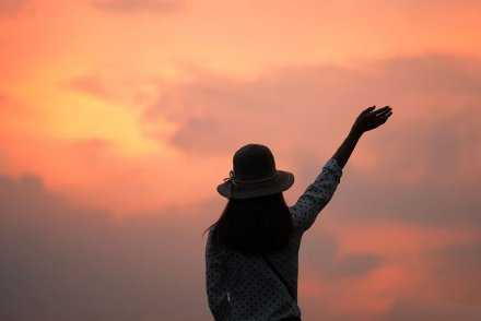 不是因为生活太现实，而对生活失望；而是知道生活太现实，所以更要用心的活下去。给自己一个拥抱！