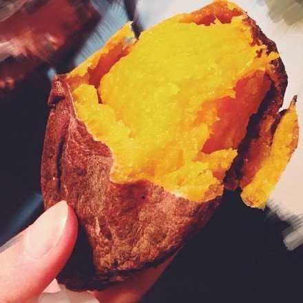 好希望穿着厚厚的棉衣踩在雪地里吃烤红薯呵气的日子快点来