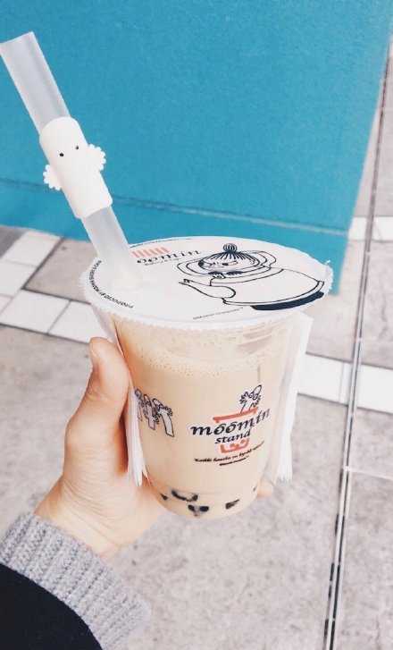 秋天太适合谈恋爱了 捧着热乎乎的珍珠奶 茶踩在落叶铺满的小路上 闻着淡淡的桂花香 埋进你怀里 唔 真是太甜啦 也就想想