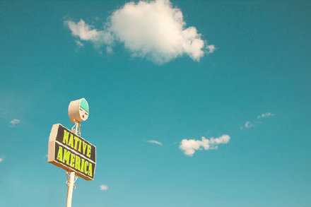 什么钱都想赚的人一定赚不到大钱。什么亏都不吃的人最终往往吃大亏。 我曾经也受不得一点委屈，于是摔得鼻青脸肿：原来，成功要靠“委屈”来铺路！你不放弃一些东西，怎能腾出手来接受更好的一切？