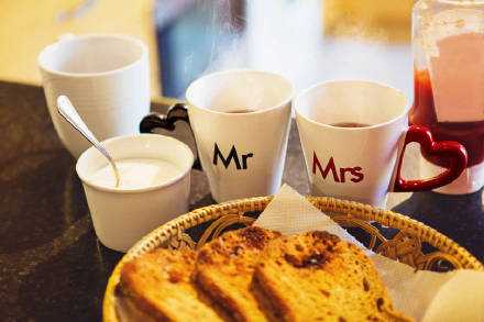 在我们短促而又漫长的一生中，我们在苦苦地寻找人生的幸福，可幸福往往又与我们失之交臂。当我们为此而耗尽宝贵的青春年华，皱纹也悄悄地爬上了眼角的时候，我们或许才能稍稍懂得生活实际上意味着什么。