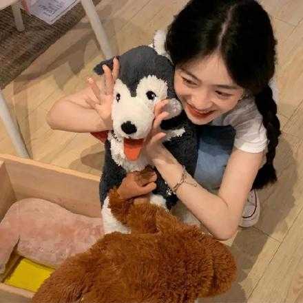 也不是抛弃旧友，只是每个人都有自己的生活，而且生活里总会遇到新的朋友，旧友依然挂念在心，且与旧友曾经一起经历过的快乐时光都会成为美好的回忆，在未来某一次相聚时聊起来依然会很快乐。