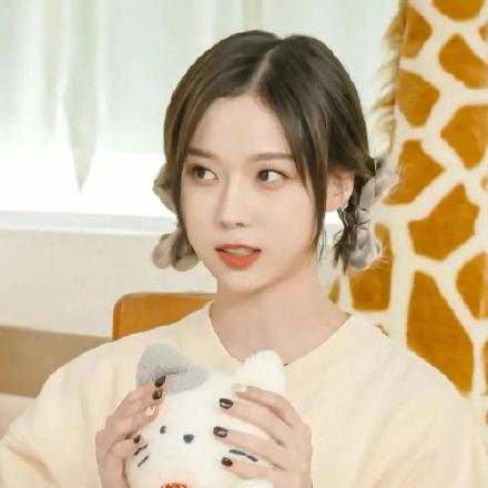 身边有个一直鼓励你 一直肯定你的人 真的太重要了 那看似没有用 甚至有些夸张的赞美 在每次跌倒都能救命