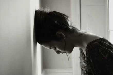 如果真苦，你哪有时间喊累。如果真惨，你哪有时间觉得丢脸。因为承受得还不够，所以你才有时间抱怨。