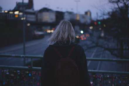 过度坚硬太伤人伤己 过度柔软又保护不了自己 要有多难才能做到 一边棱角分明一边温情四溢