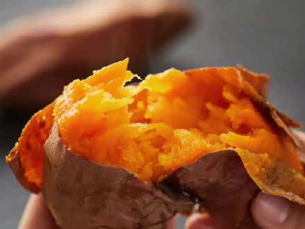 夏天藏在冰镇可乐的气泡里，秋天藏在冒着热气的烤红薯里。