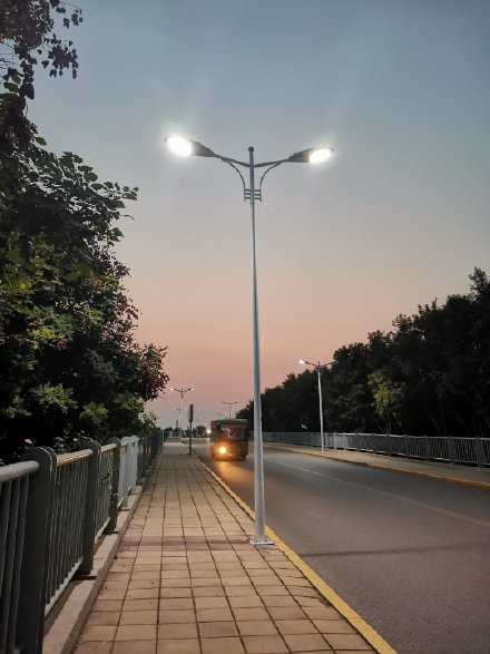 每当太阳快要落山的时候，路灯都会接着亮起，继续温暖人心。