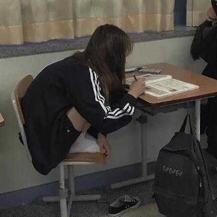 记住，你现在要做的是多读书，按时睡，然后变得温柔大度，继续善良，保持可爱。世上的事，只要肯用心去做，没有一件是太晚的。