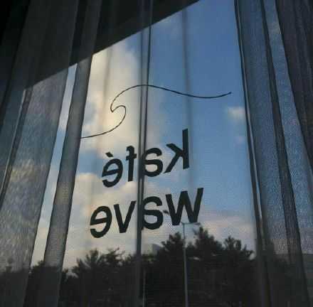 你委屈什么 这世界又不是你一个人深爱而不得