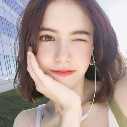 人最好的状态是，脸上看起来比实际年龄年轻三五岁、心理比实际年龄成熟三五岁。而越是看起来极简单的人，越是内心极丰盛的人。内心空白，才要装出一脸世故。