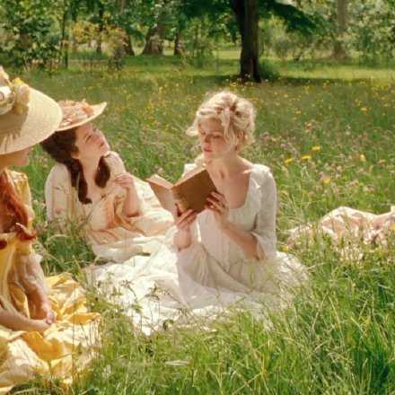 朋友三千 不如知己一人 暧昧无数 不如交心一个  圈子小点 未尝不好  在你需要时 有人站出来就好