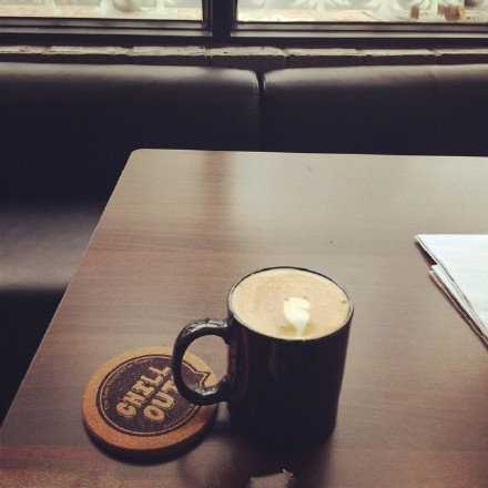 后来才明白 要过上简单 安逸 自由的生活 前提依然是得赚到足够令你安心的钱 这个世界是现实的 只有你用努力和自我 令它柔软