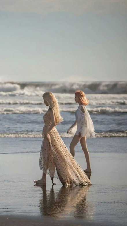 最好的友情大概就是，平时两人互相埋汰，冬天冷了又恨不得对方穿多点，我可以因为你不吃辣，你可以陪我喝喜欢的奶茶。