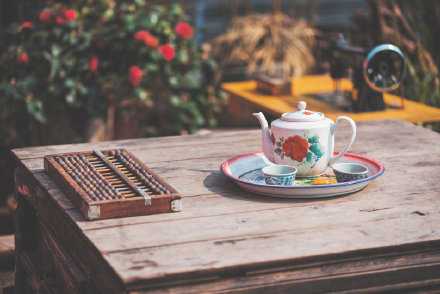 【生命中要有10个人】1、恩人，给你知识；2、敌人，帮你清醒；3、友人，与你携手；4、亲人，伴你远行；5、贵人，强你力量；6、能人，治你毛病；7、小人，使你谨慎；8、爱人，送你春风；9、贤人，解你迷津；10、众人，助你成功。