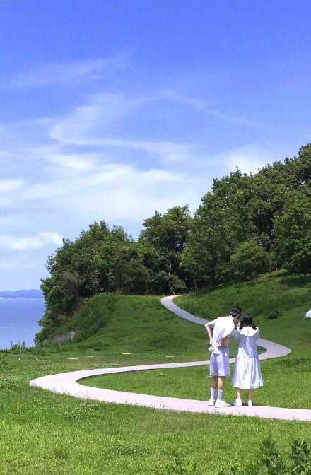 两个人在一起，会有争吵，会有冷战，当然也会有很多开心的事。吵架的时候总觉得是对方的错，嗓门永远要压过对方。冷战的时候永远觉得自己不需要道歉，然后死要面子活受罪。感觉到温暖的时候，想起以往的争吵，又倍感珍惜，又窃喜又偷笑彼此的稚气。你看，感情就是这样一阵子吵，然后一辈子好。