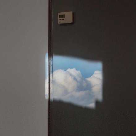 我人生前二十多年吃亏就吃在太懂事了，这是我做人最大的败笔。这个懂事，是懂别人的事，理解别人的苦处，容易被别人打动，甚至在自我和别人发生冲突时，顺从别人的意志，为别人牺性自己的利益。然而，我没有为自己做点什么，我也不懂自己。这种烂德行其实比杀盗淫妄更恶心。它直接毀坏了我的命运。