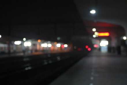 其实有很多人你留不住，最后会发现身边的人越来越少，距离在那里，时间在那里。每个人都在成长和改变，岁月让我们越来越沉默。多少友谊，到最后只剩下点赞。