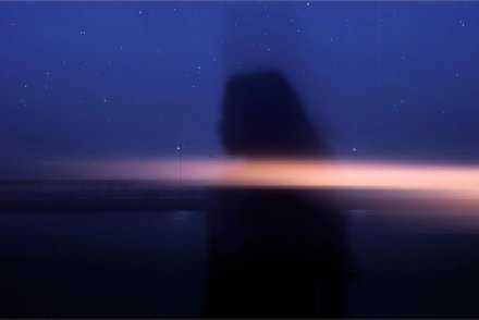 你就像只刺猬 当我抱着你 血滴在你身上时 你却在说我把你伤害了 可你从不知道 那血是我的