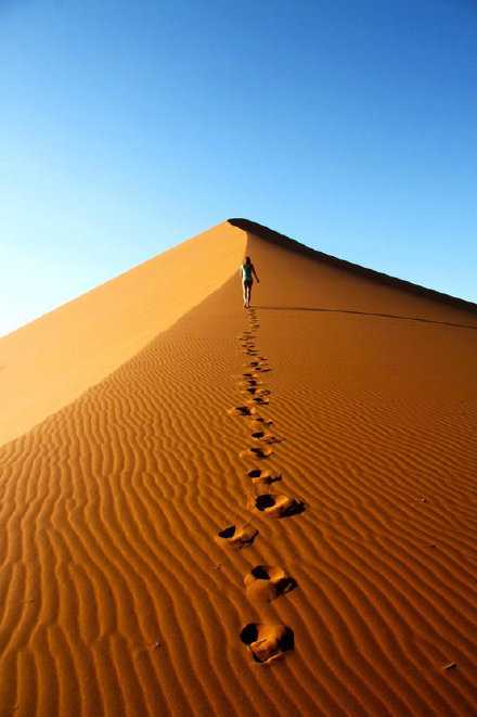 动不动就心情不好的怪情绪该改改了 莫名其妙就生气这样真不好 可是有的时候我就是感觉难以控制 想发火 想骂人 可是没有人心甘情愿给我发泄 所以我就只能再憋回心里 周而复始越积越多 有时候心里窝着火却不得不对别人笑脸相对 很讨厌这样的自己 我真没用